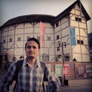 Chirag Thakkar Jay Abhinn in front of the Globe Theatre of William Shakespeare ચિરાગ ઠક્કર જય અભિન્ન વિલિયમ શેક્સપિયરનો ગ્લોબ થિયેટરની બહાર 2011