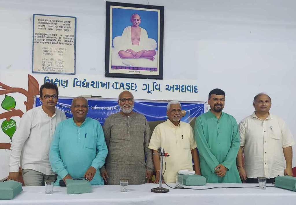 મંચ પર (ડાબેથી) કેતન રુપેરા, રાજેન્દ્ર ખીમાણી, હરીશ મીનાશ્રુ, મણિલાલ હ. પટેલ, અશોક કનેરિયા અને પંચમ શુક્લ
sahityatva-book-gujarati-translation-0f-acceptance-speeches-of-noble-laureates-1991-to-2016-vipool-kalyani-chirag-thakkar-jay